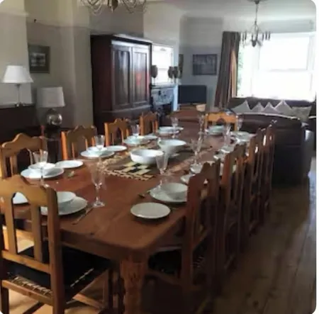 Large Victorian family home, hot tub, 5 min walk to beach, pets, sleeps 11, BBQ