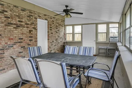 Cheerful 4 bedroom house with back porch