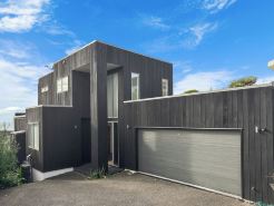 Murrays Gem l Modern 4bed Stunner l Sea View & Spa!