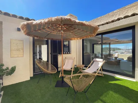 In the heart of a port. Newly renovated apartment Marina view