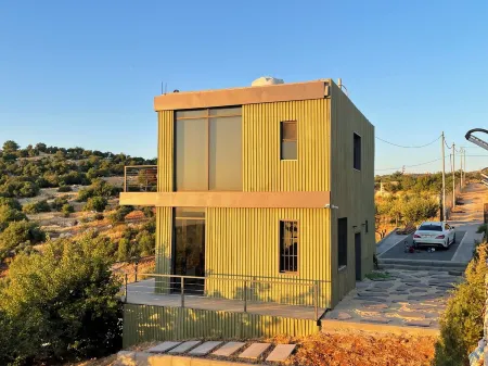 Shams Farm is a cozy two-bedroom chalet, comfortable & perfect for relaxation Отели в г. Ajlun Qasabah District