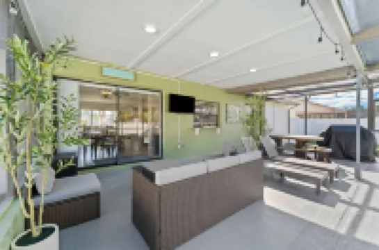 Charming 2-bedroom house with pool and fenced in backyard. Sleeps 8