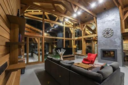 Chalet for up to 10 people with sauna, private home theater and hot tub