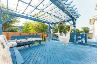 Hot Tub, Smart TVs, Spacious 5bedroom house in charming Bolingbrook with WiFi,AC