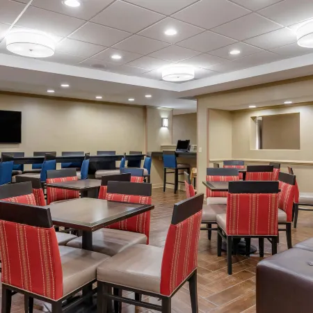 Comfort Inn Greensboro - Kernersville Отели рядом с достопримечательностью «Торговый центр Four Seasons»