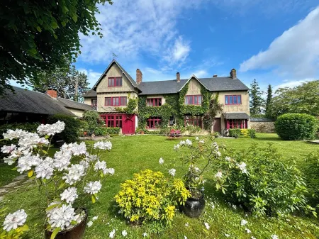 Charming F2 on the ground floor of a large house near Giverny Отели рядом со станцией Houdan