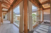 A Hanok with a beautiful garden - 4-Star