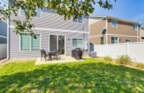 6 マイル トゥ ディア: デンバー ホーム ウィズ フェンスド ヤード & ファイア ピット