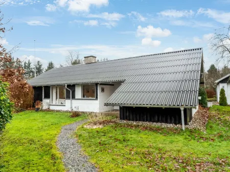 "Sven" - 250m to the Fjord Отели в г. Hojslev