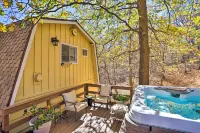 Lake Arrowhead Studio Near Hiking w/ Hot Tub - parking
