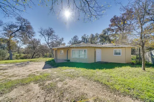 Cozy Bandera Cottage w/ Medina River Access! - parking