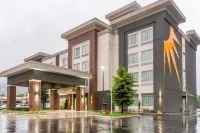 La Quinta Inn & Suites by Wyndham Chattanooga - Lookout Mtn Hotels near Ruby Falls