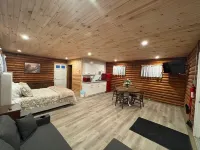 Peaceful log cabin on a back gravel road with private deck and amenities of home
