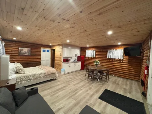 Peaceful log cabin on a back gravel road with private deck and amenities of home