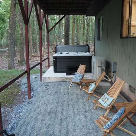 Peaceful fully renovated chalet in Lake Harmony, dog friendly!
