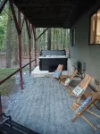 Peaceful fully renovated chalet in Lake Harmony, dog friendly!