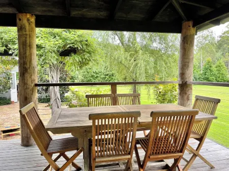 7 minutes from Wollombi town, 5 acre property with cozy house and separate barn.