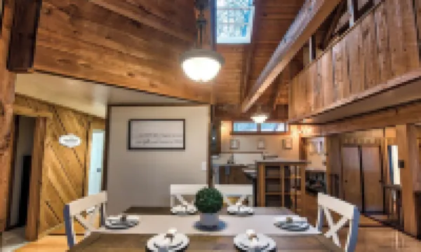 4 Bedroom Rustic and Secluded Cabin. Dogs Welcome!