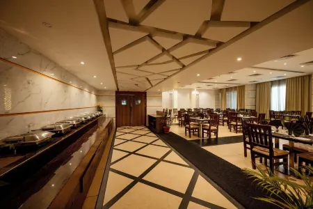 Hotel Preethi International Отели рядом с достопримечательностью «Чамунди Хилл»