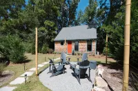 Near Wrightsville Beach! Cozy, Coastal Cottage w/King Br~FirePit~Outdoor Shower.
