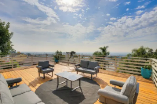 Convenient Whittier Retreat: Furnished Deck, Views