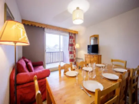 4 Rooms for 10 People