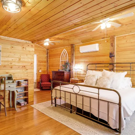 Private Hot Tub & Fire Pit: Pine Cabin Near Hiking