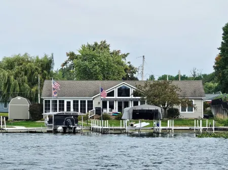 All-Sports Lakefront, Pier/Slip, Kayaks, 3Bd/2.5Ba, Sleeps 10