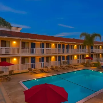 Motel 6-Carlsbad, CA Beach Отели рядом с достопримечательностью «Парк Лео Каррилло Хисторик»