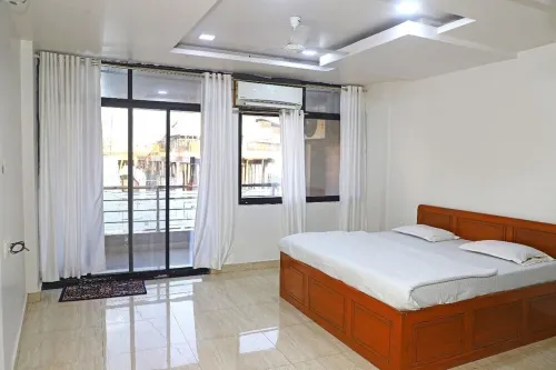 Spacious 3-bedroom apartment with AC, WiFi in wonderful Ujjain