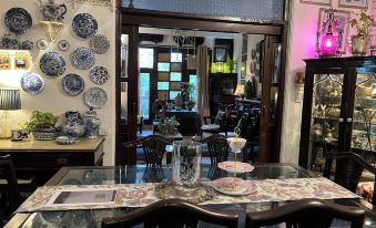 On the House Boutique Bed Breakfast with Terrace Garden Views