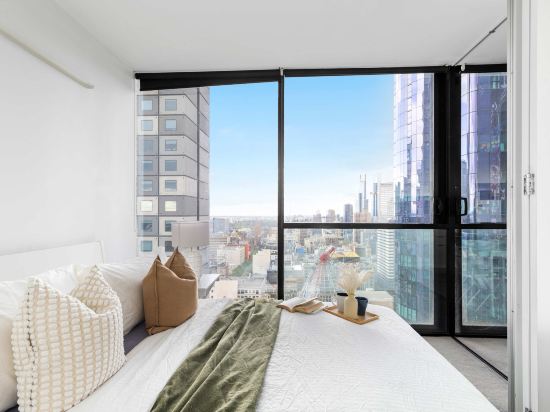 Cozy & Central 2BR Stay, Near CBD, Free Parking