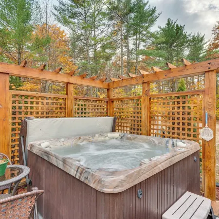 White Mountains Home w/ Hot Tub - Walk to Town!