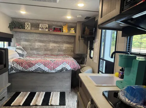Cozy 2-bedroom RV in amazing Pipestem with AC, WiFi and Heat Smart TV