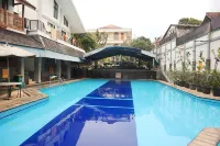 Shakti Villa Dago Bandung - Swimmingpools