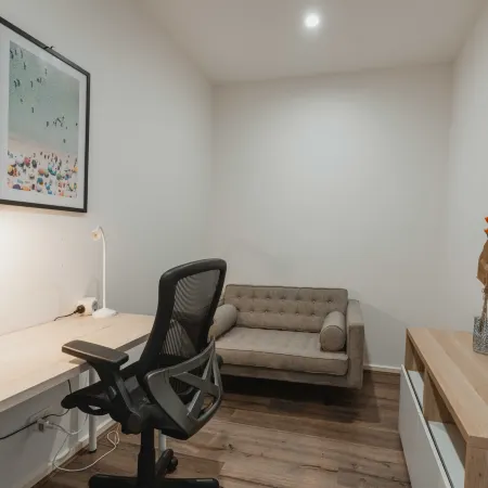 Lonsdale St 1-Bed Unit with Study Area and Parking
