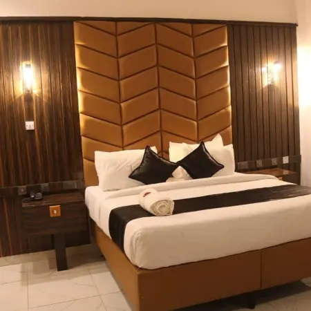 VICTORIAN BLOOM HOTEL AND RESORT ASABA Отели в г. Асаба