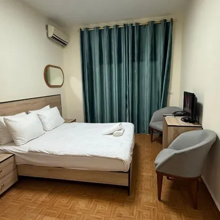 Weekend Hotel