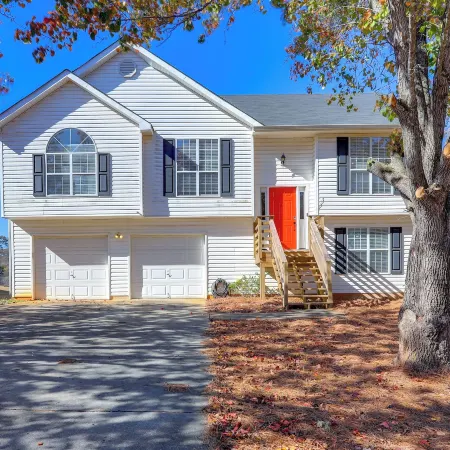 2 Mi to Town: Fully Equipped Georgia Home w/ Deck!