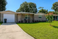 Modern Peaceful Getaway•9 Min to Beach•Fast Wi-Fi Hotels in Holiday