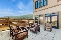 1BR Ski-in/ski-out Condo w/ Views, Pool, Hot Tub Hotels in Olympic Valley