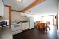 Beautiful lakeside 2 Bedroom cabin on private lake (Cabin#4)