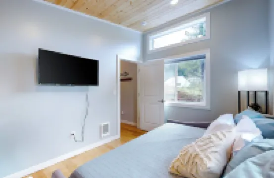 2 BR Dog-friendly Cabin Near River w/ Fire Pit Hotels in Skamania County