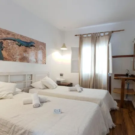 Hostal Ibiza Отели рядом с достопримечательностью «Пуэрто де Ибиса»