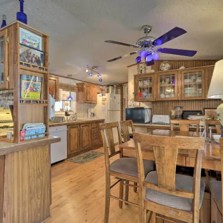 Quaint Chincoteague Island Hideaway w/ 2 Porches!