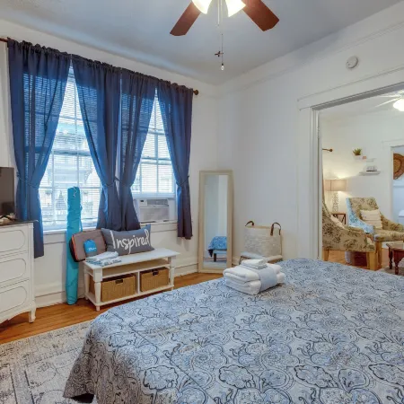 Walkable Savannah Escape in Historic District!