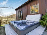 Hillside Haven on expansive grounds, heated pool, firepit, bocce court and more! Hotels in Marion Township