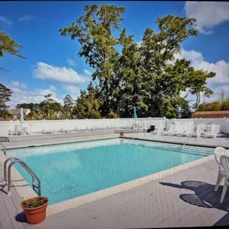 NEW! Charming Cottage, Pet friendly, Hot tub, Dock & Pool Access-2 mi to Beach