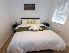 Charming 5-bedroom Townhouse in Central Gloucester