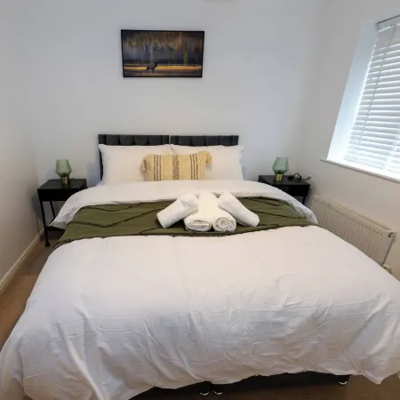 Charming 5-bedroom Townhouse in Central Gloucester